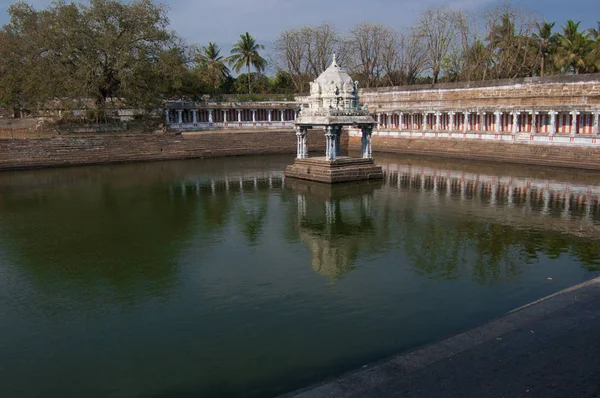 Ekambareswarar Tempel ist ein hinduistischer Tempel. kachi ekambam alter Shiva-Tempel. Der größte Tempel der Stadt Kanchipuram. Schwimmbad drinnen. — Stockfoto