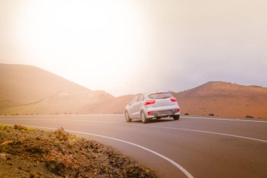 Araba ve ışık yolda..