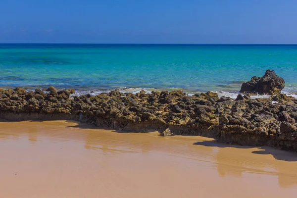 Beach taş. Ufuk. Zümrüt su