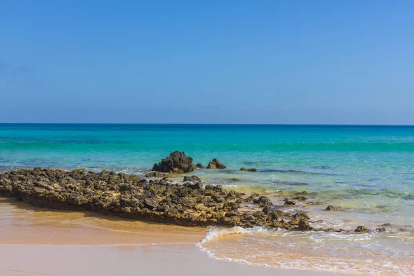 Plaży kamienia. Horyzont. Szmaragdowe wody — Zdjęcie stockowe