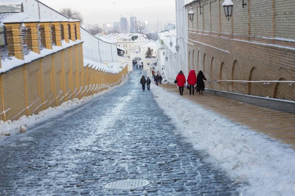 冬季霜冻人行道的一部分。成堆的雪和秋叶。冷的城市街道 — 图库照片