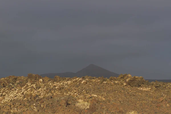 熔岩流中的火山岩。西班牙加那利群岛兰萨罗特省 timanfaya 国家公园熔岩田. — 图库照片