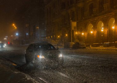 Sokak aydınlatmalı ve trafik