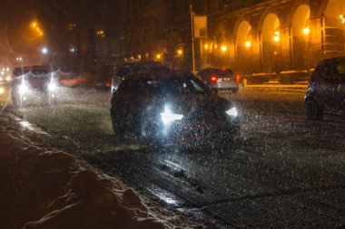 Sokak aydınlatmalı ve trafik