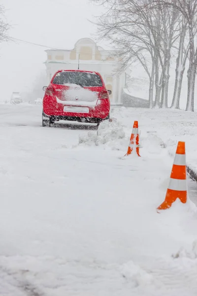 雪灾和白雪覆盖的街道和汽车与孤独的行人 — 图库照片