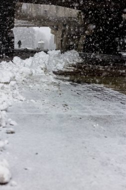 Kışın kar yol süpürme