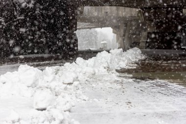 Kış frost kaldırım parçası. Soğuk şehir sokak. Kiev, Ukrayna.