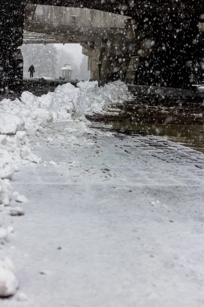 Kışın kar yol süpürme