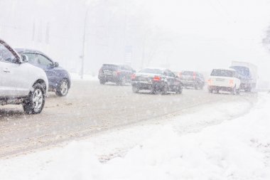 Kar fırtınası, kötü görüş mesafesi, kaygan yollar ve bir sürü trafik.