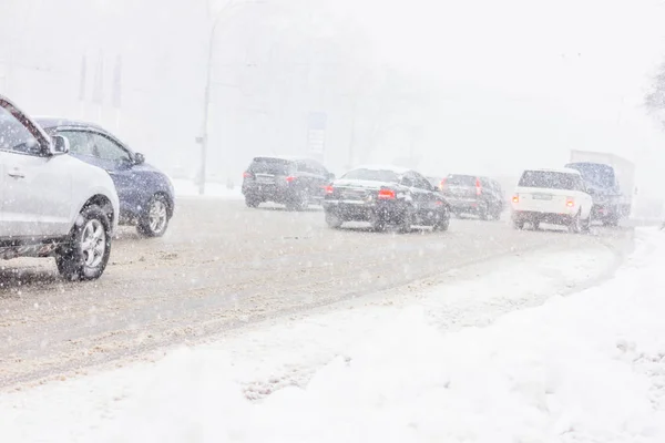 Tempestade de neve, pouca visibilidade, estradas escorregadias e muito tráfego — Fotografia de Stock