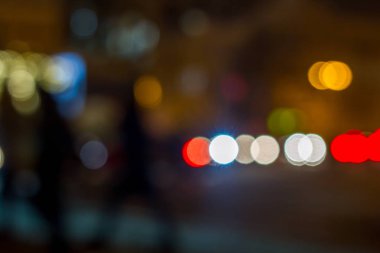 Arka plan bulanık. Bulanık insanlar bir şehirde sokak. Tonda fotoğraf.