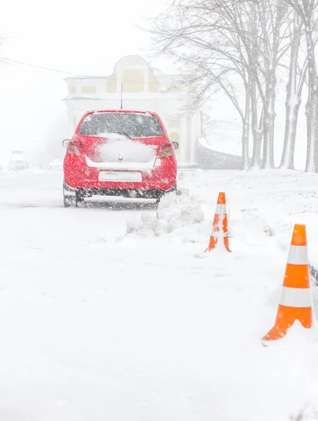 雪灾和白雪覆盖的街道和汽车与孤独的行人 — 图库照片