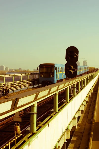 मेट्रो ब्रिज पर मेट्रो ट्रेन, डनिप्रो स्टेशन, कीव, यूक्रेन के पास . — स्टॉक फ़ोटो, इमेज