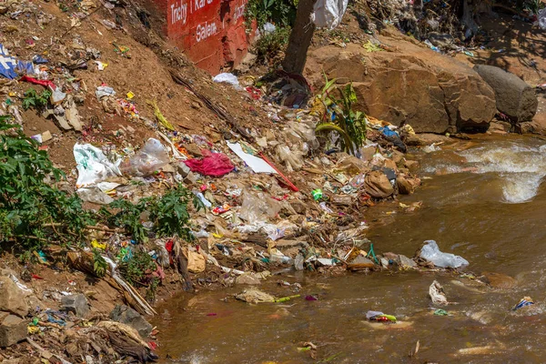 Basura de plástico flotando en el río. India, Nilgiri, ciudad de Coonoor . — Foto de Stock