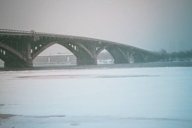 Metro Köprüsü ve yoğun sis, Puslu manzara, Kiev Ukrayna, Doğu Avrupa başkenti Dnieper Nehri görünümü