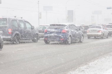 Kiev, Ukrayna 'da kar fırtınası. Yolda görüş mesafesi düşük, trafik çok yoğun. Karlı bir gün. Karlı şehir trafiği.