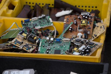 Petrovka metro istasyonu Pochaina yakınlarındaki Kiev, Ukrayna 'daki bit pazarındaki eski kutulardaki eski bilgisayar elektrikli ekipman seti.