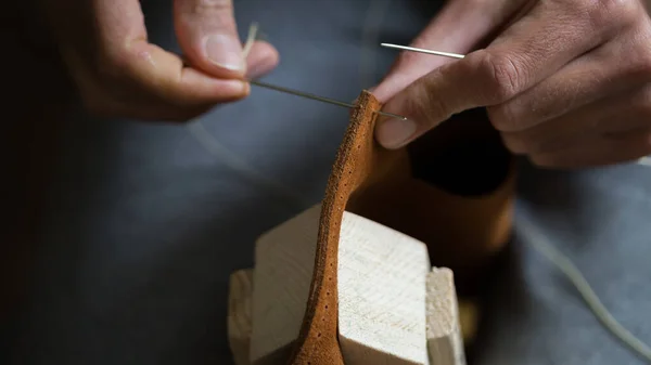 수공예 가죽 가방 바느질 과정. 가죽을 다루는 손 — 스톡 사진