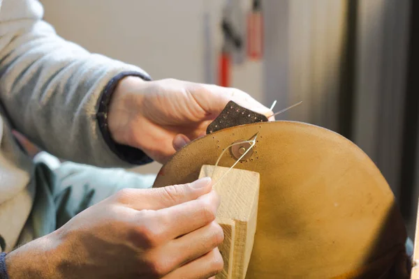 수공예 가죽 가방 바느질 과정. 가죽으로 작업하는 접착제 — 스톡 사진