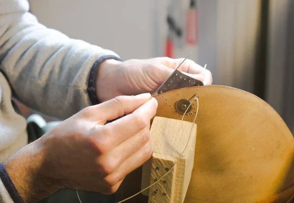 수공예 가죽 가방 바느질 과정. 가죽으로 작업하는 접착제 — 스톡 사진