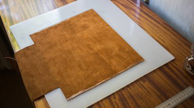 El yapımı deri çanta dikme işlemi. Deri atölyesi, deriyle çalışıyor.