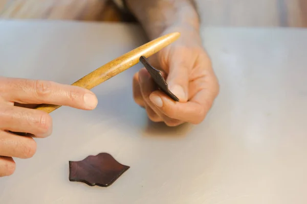 Leather edge burnishing, leather edge finishing by handmade tools. The process of manufacturing a leather wallet handmade. The artisan sewes a leather wallet. — Stock Photo, Image