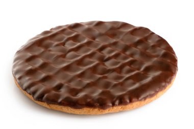 Koyu çikolata kaplı sindirim bisküvisi beyaza izole edilmiş..