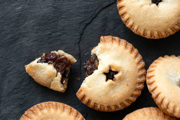 Broken open traditional british christmas mince pie with fruit f — Stock Photo, Image