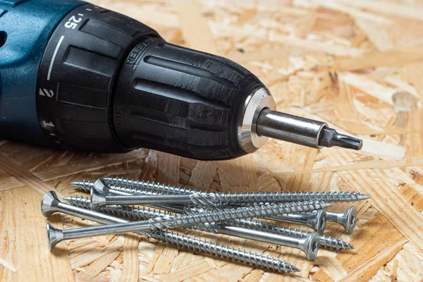 Torx uçlu elektrikli tornavida ve kendi kendine delme vidaları lyin