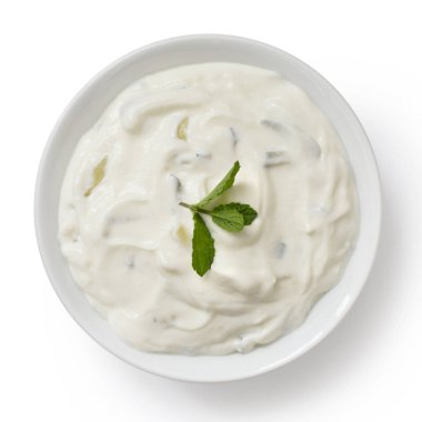 Beyaz seramik kasedeki Tzatziki yukarıdan izole edilmiş. Min.