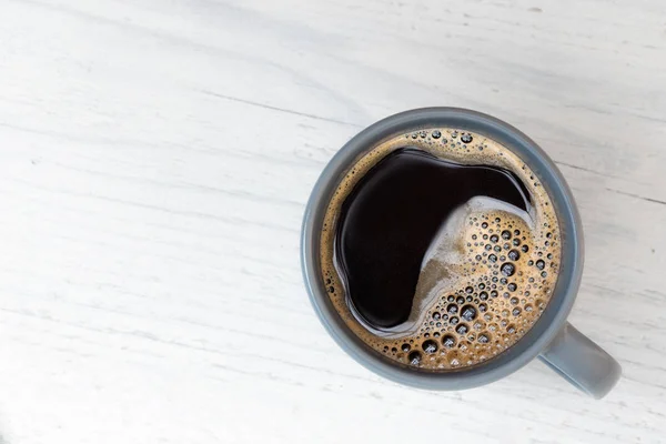 Черный кофе в сине-серой керамической кружке изолированы на белой краской — стоковое фото