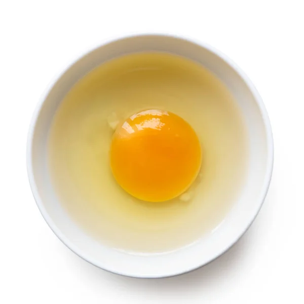 Rozbite jajko w misce. — Zdjęcie stockowe