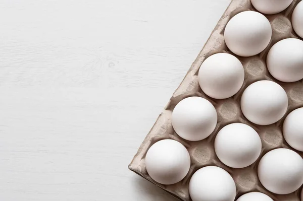 Szczegóły dotyczące białych jaj kurzych w tacce papierowej. — Zdjęcie stockowe