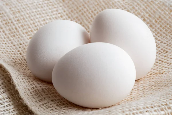 Trzy całe białe jaja. — Zdjęcie stockowe