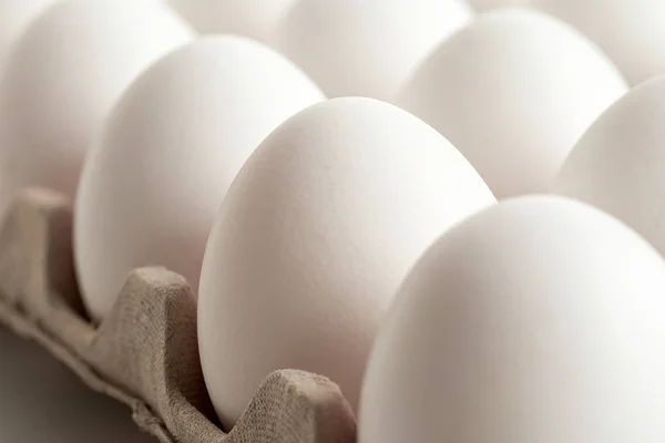 Szczegóły białych jaj kurzych w papierze taca. — Zdjęcie stockowe