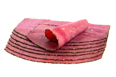 Beyaz üzerine izole edilmiş pastırma dilimlerinin üzerine sarılmış bir dilim pastırma..