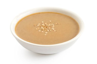 Tahini beyaz seramik bir kaseye serpiştirilmiş susam tohumları serpiştirilmiş..