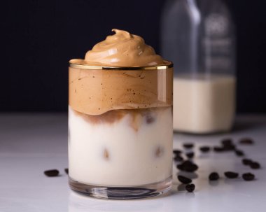 Buzlu Dalgona Kahve, modaya uygun kremalı kremalı kahve.