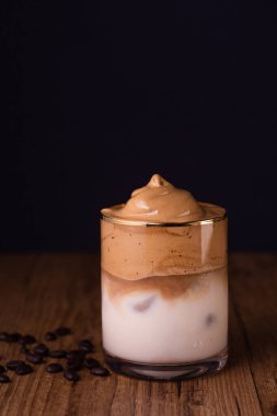 Buzlu Dalgona Kahve, modaya uygun kremalı kremalı kahve.