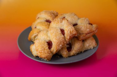 Kristalize şekerli vişneli çörekler.