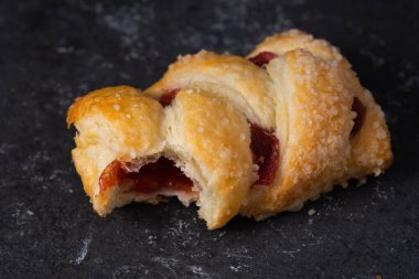 Kristalize şekerli vişneli çörekler.