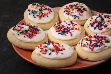 Vanilyalı kurabiyeler serpin.