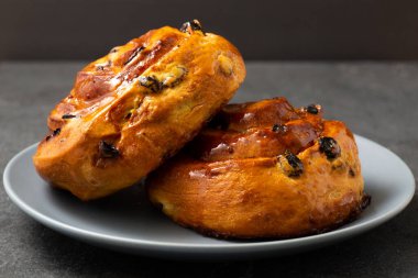 Kuru üzümlü tarçınlı çörek.