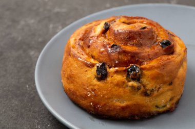 Kuru üzümlü tarçınlı çörek.