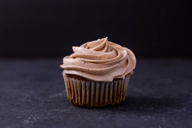 Koyu arkaplanda kapkekler