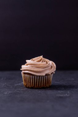 Koyu arkaplanda kapkekler