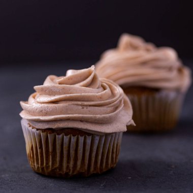 Koyu arkaplanda kapkekler