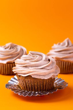 Renkli arkaplanda kapkekler