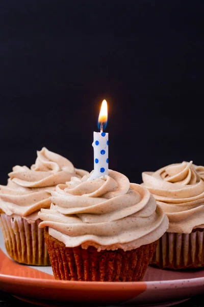 Cupcake Aniversário Com Uma Vela — Fotografia de Stock