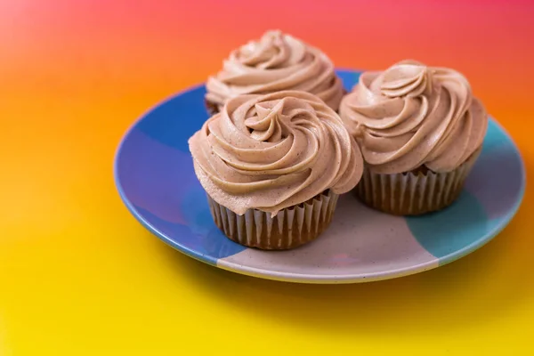 Cupcakes Sobre Fondo Colorido — Foto de Stock